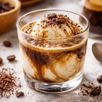 аффогато — кава з морозивом у склянці з еспресо та ванільним морозивом
