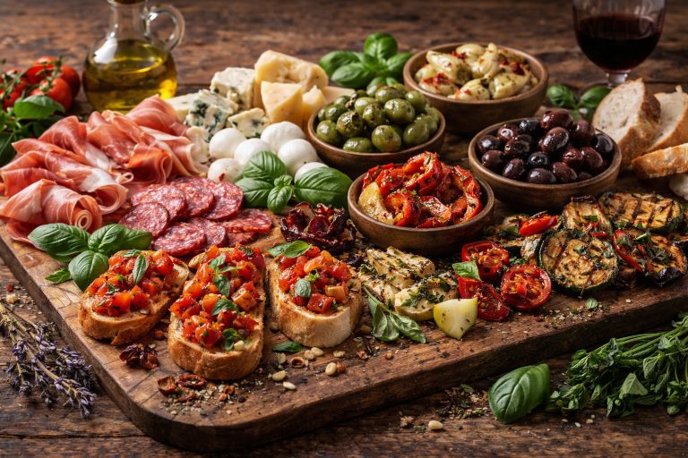 antipasti в італійській кухні — дошка із прошуто, салямі, сирами, оливками, bruschetta та овочевими закусками
