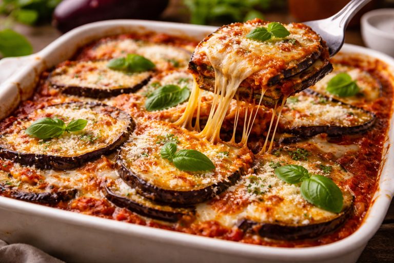 Баклажани Парміджана з моцарелою та пармезаном, запечені в томатному соусі