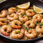 Креветки з часником на сковороді з оливковою олією, петрушкою та лимоном