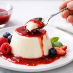 Панна котта з ягідним соусом — класичний італійський десерт із вершків