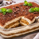 тірамісу з маскарпоне, савоярді та какао у скляній формі