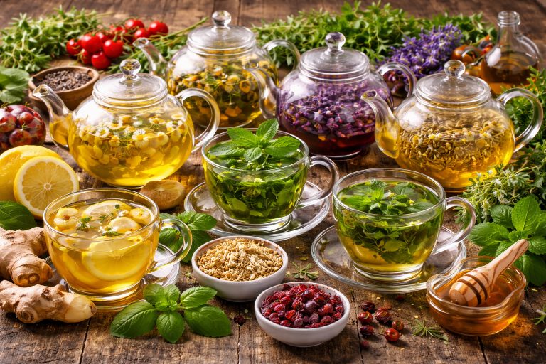 тізани — трав’яні настої з ромашки, м’яти, лаванди, імбиру та фенхелю у скляних чайниках на дерев’яному столі