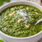 Соус песто дженовезе з базиліку, пармезану та оливкової олії у мисці